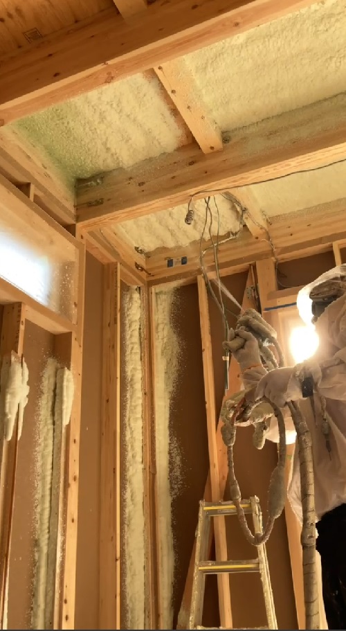 千葉県柏市M様邸注文住宅新築工事は吹付断熱工事を行っています。