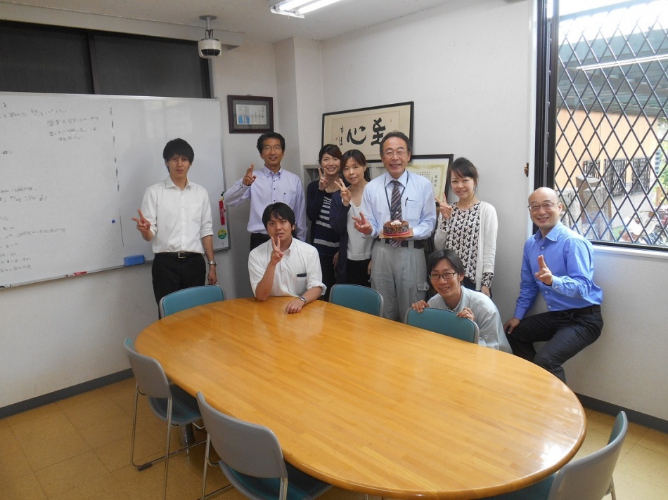 誕生日はスタッフみんなでお祝いです。松井産業