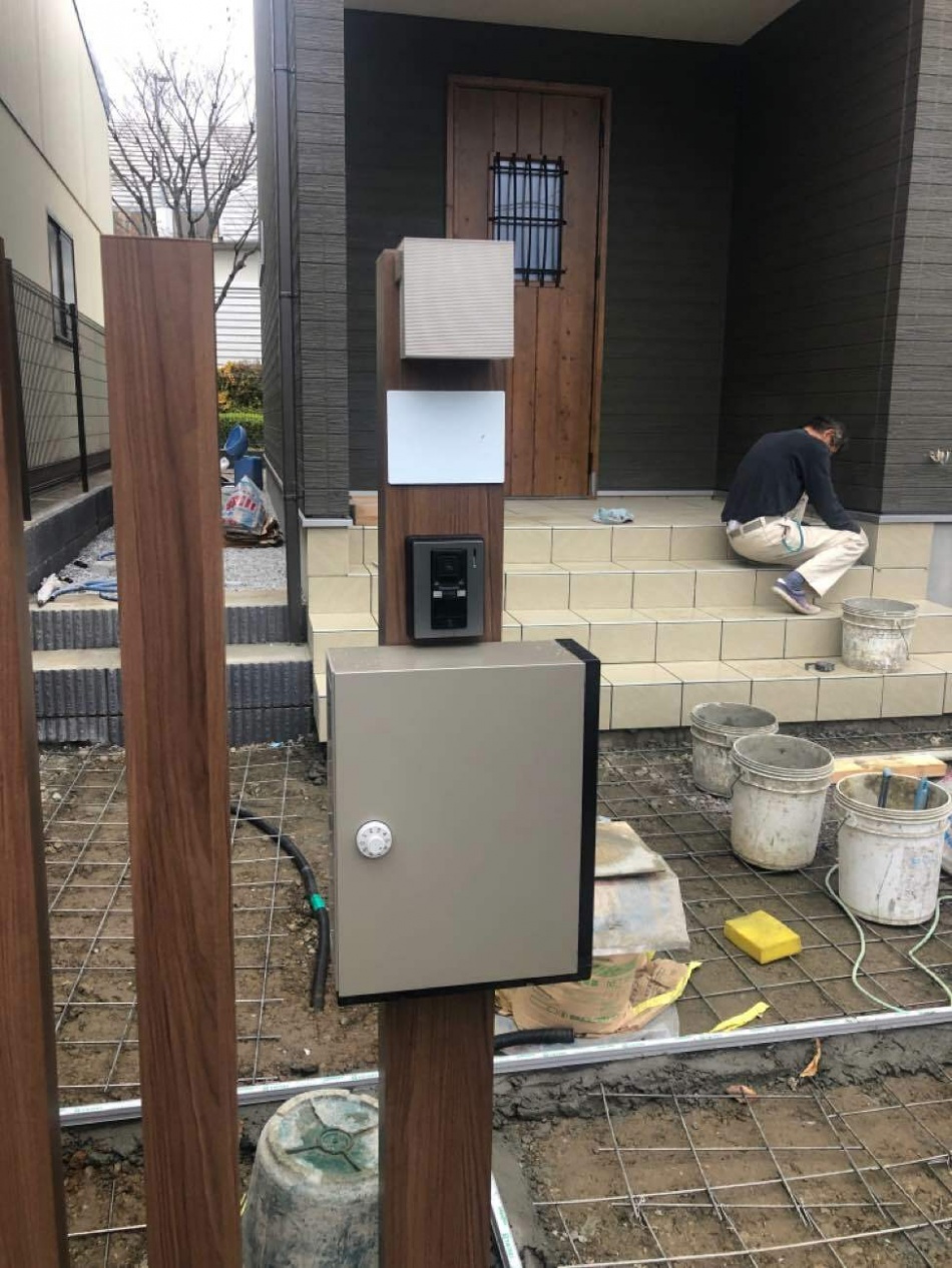 埼玉県三郷市E様邸注文住宅新築工事は外構工事を行っています。