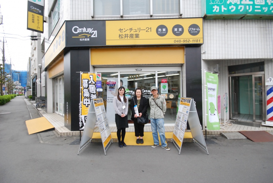 賃貸のお部屋をご成約いただきました。契約後に記念撮影です。