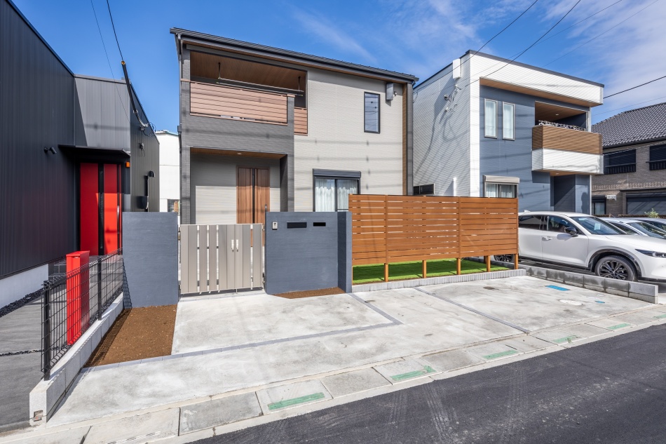 埼玉県三郷市「壁掛けTVと書棚のあるリビングと家事ラク動線が素敵なモダン住宅」