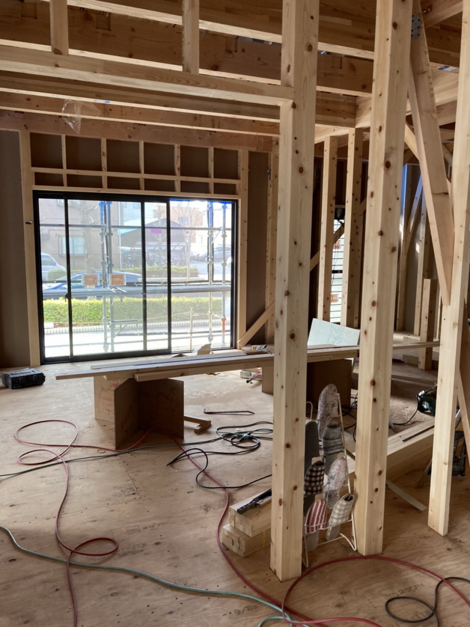 東京都足立区S様邸注文住宅新築工事はサッシュが取り付き木工事が進んでいます。