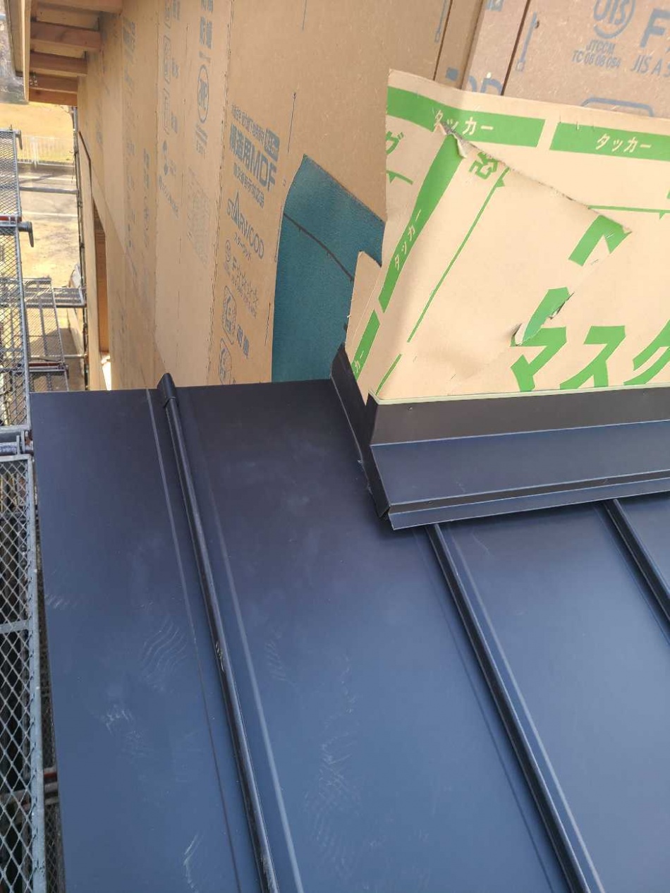 【埼玉県吉川市】T様邸注文住宅新築工事は屋根ガルバリウム鋼板葺きです。