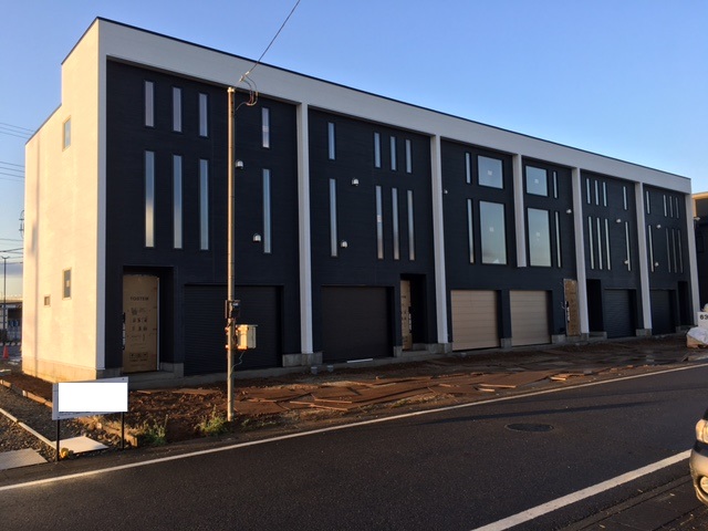 埼玉県三郷市F様賃貸ガレージハウスは足場が外れて外観がわかるようになりました。