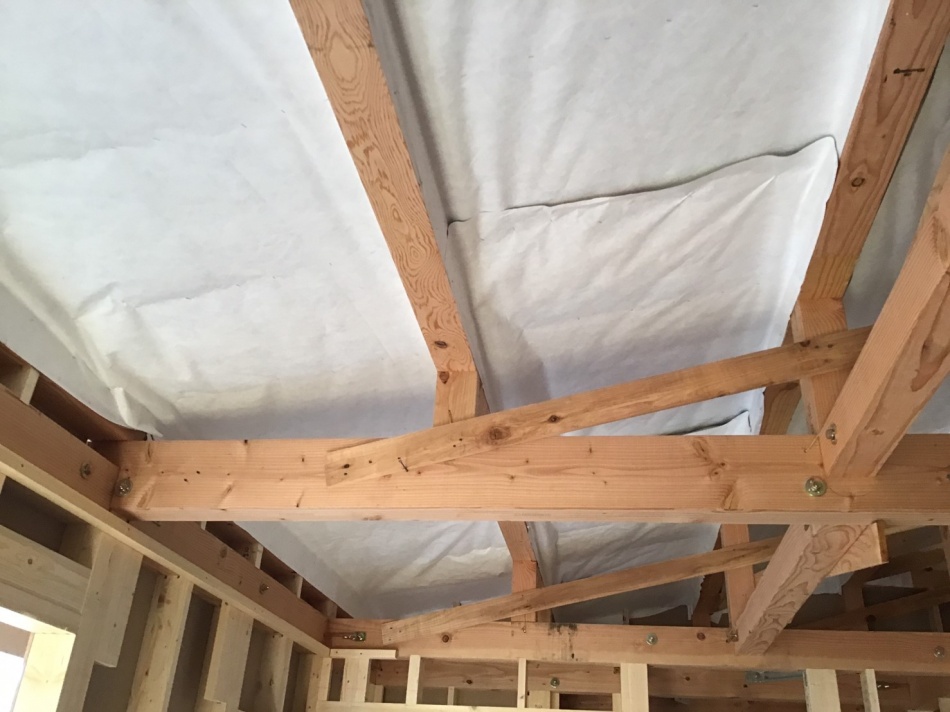 足立区M様邸は屋根裏に銀色のタイベックシルバーを施工しました。