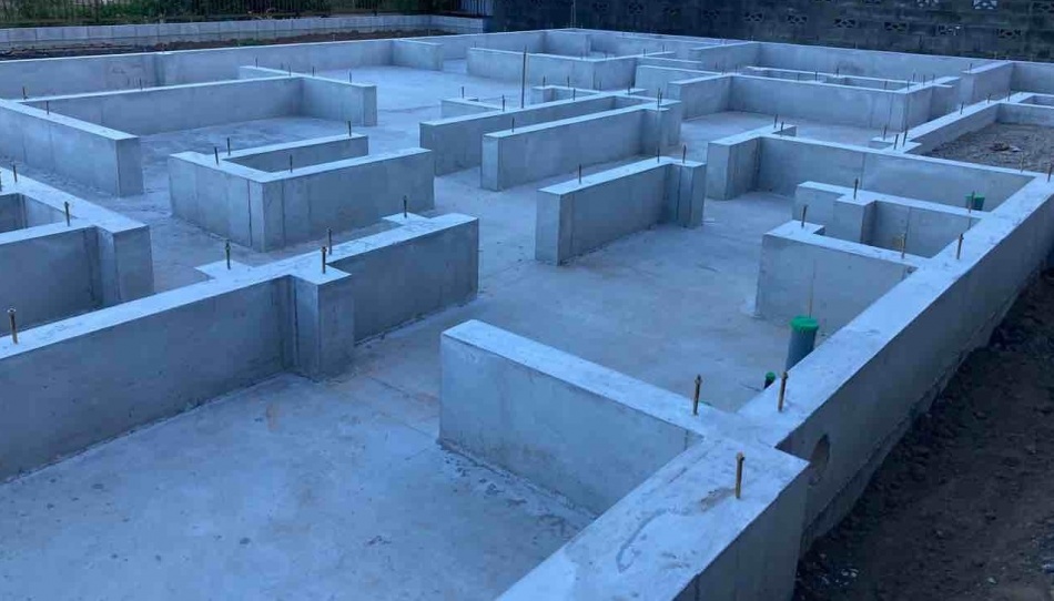 埼玉県三郷市S様邸注文住宅新築工事は基礎型枠が外れました。土台引きを行います。