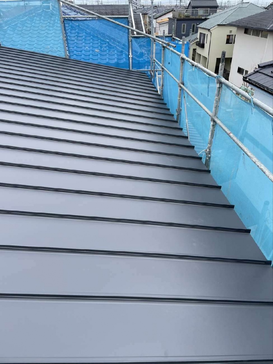 埼玉県久喜市T様邸注文住宅新築工事は屋根ガルバリウム鋼板葺きを行いました。