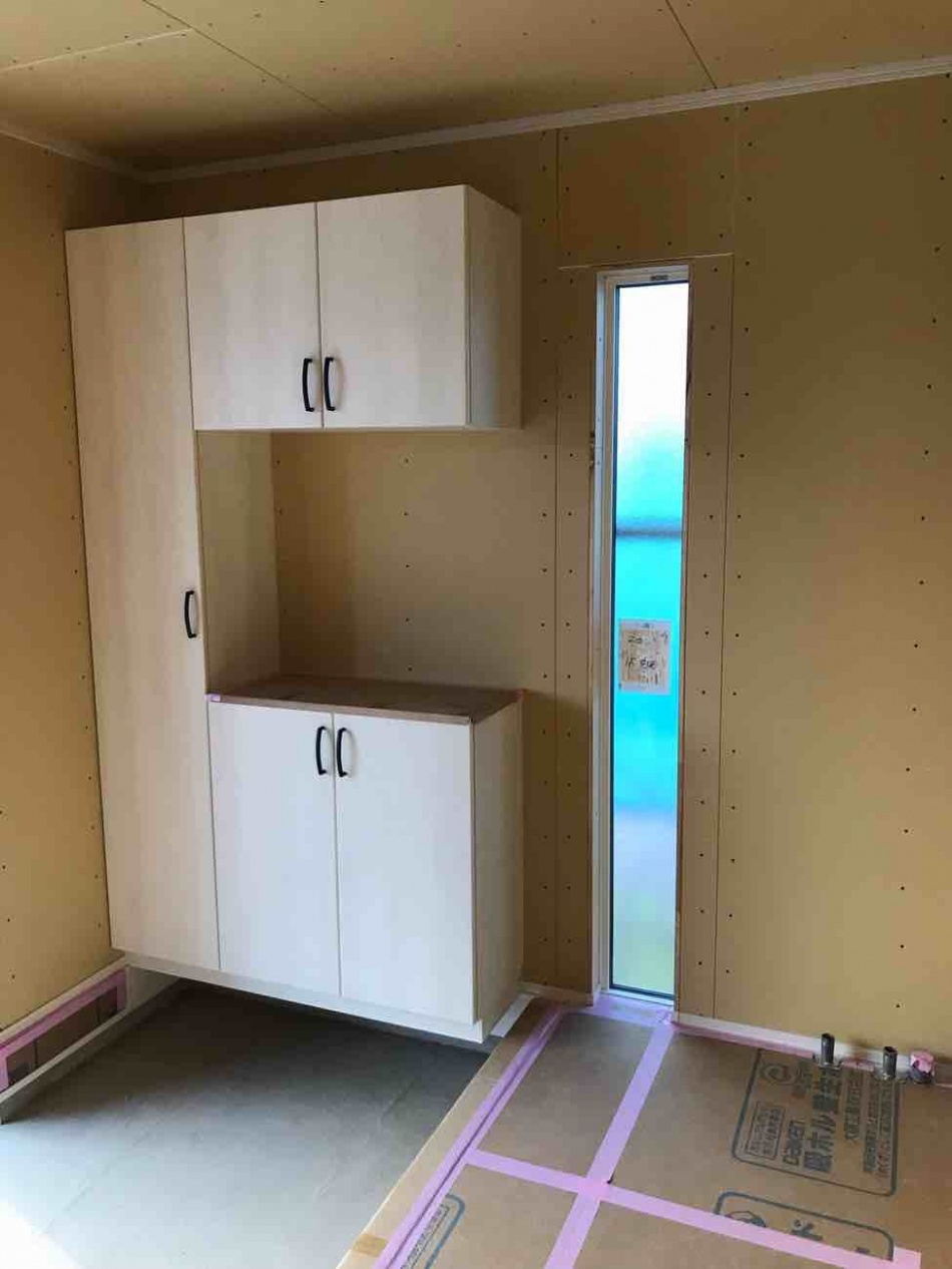 埼玉県三郷市U様邸注文住宅新築工事は木工事中です。下駄箱が取り付きました。