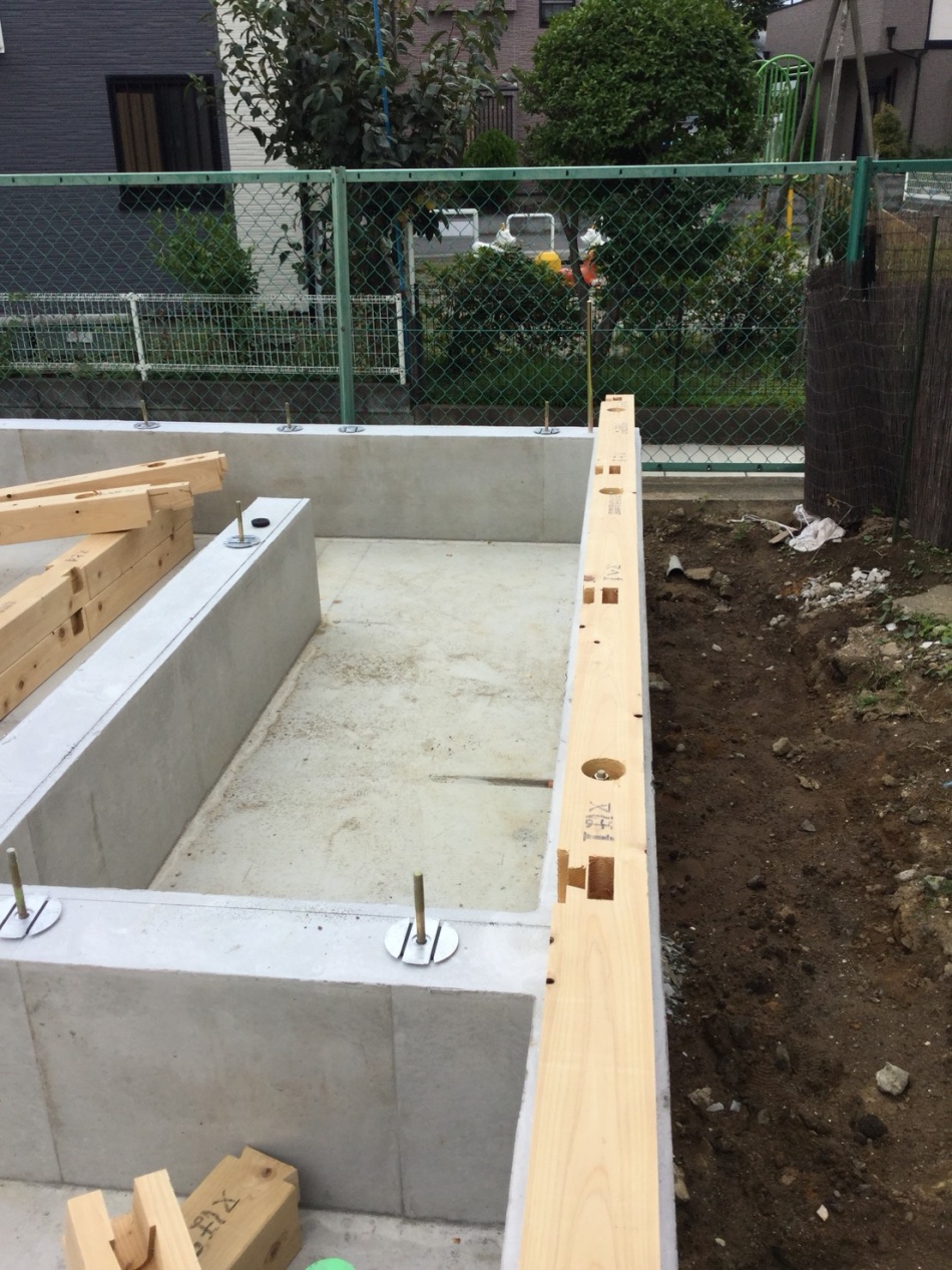 三郷市I様邸は基礎工事土台敷き、減震金物を取り付けました。