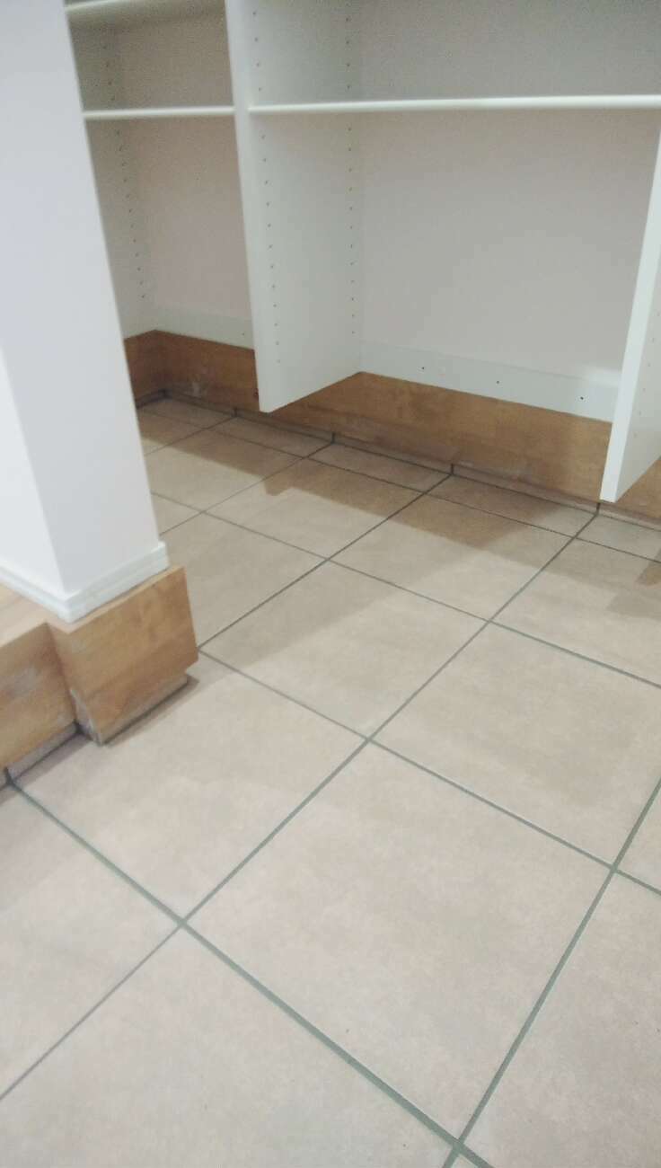 【埼玉県三郷市】O様邸注文住宅新築工事は玄関タイル工事が完了しました。