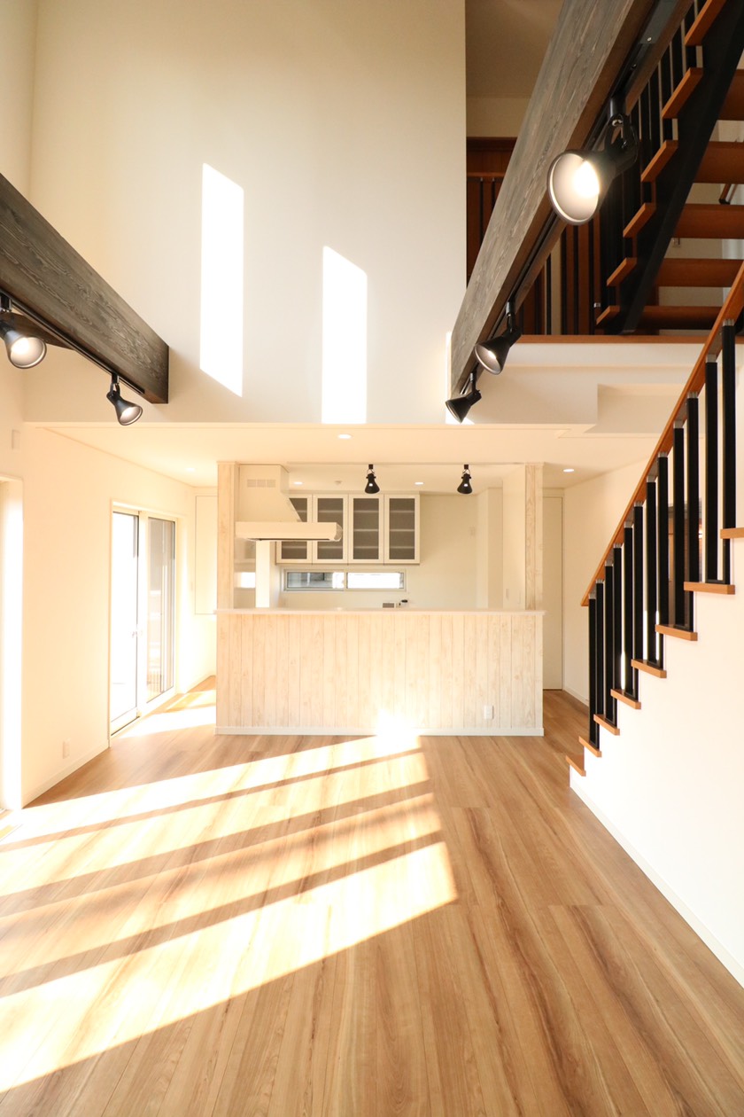 【吹き抜けリビング】キッチンから声掛けができてコミュニケーションが増えます。