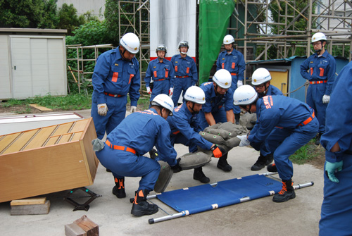 三郷市消防団の協力事業所として、社員3名が入団願いを提出しました。