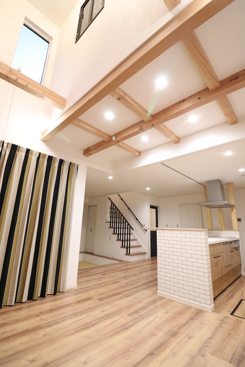埼玉県吉川市S様邸「段下がり和室」「吹抜け天井」「梁あらわし」LDK