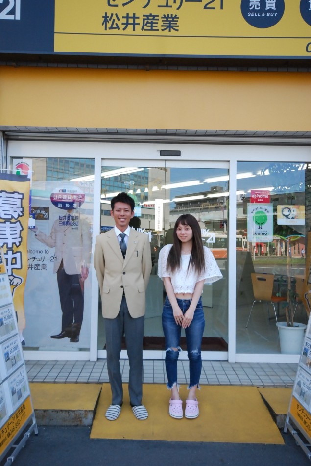 賃貸のご契約をいただいたH様より記念撮影とアンケートです。