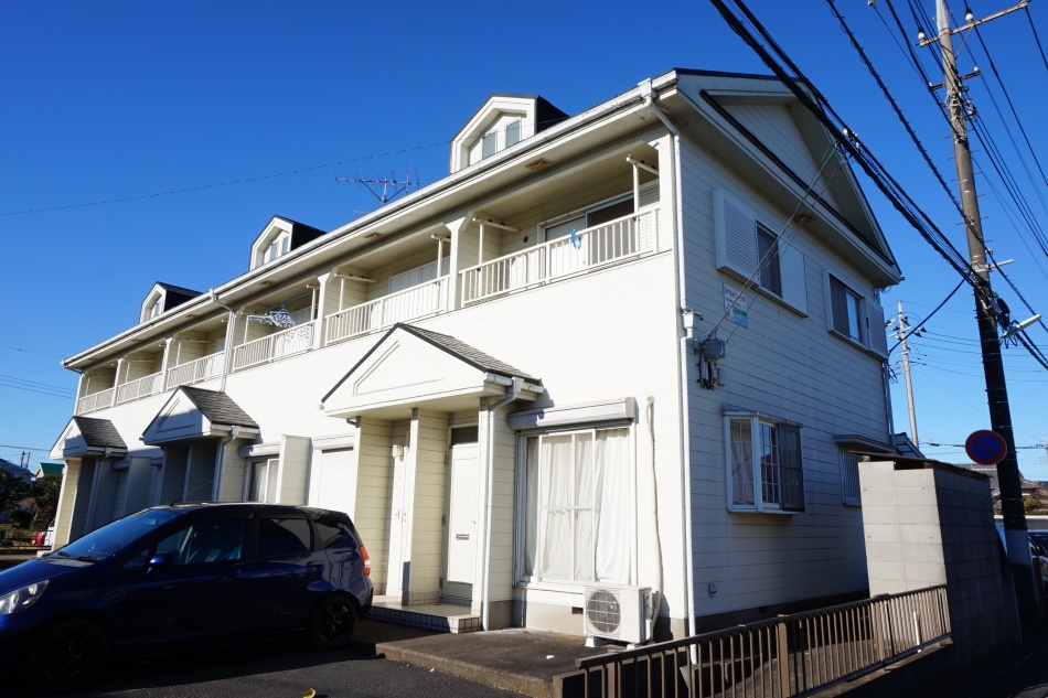 「ロイヤルメゾン飯山」2LDK、2階建のテラスハウスが家賃月額3.9万円！