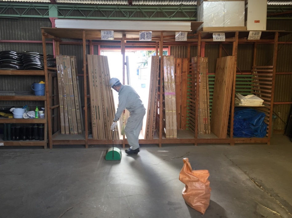 倉庫の環境整備を行いました。松井産業