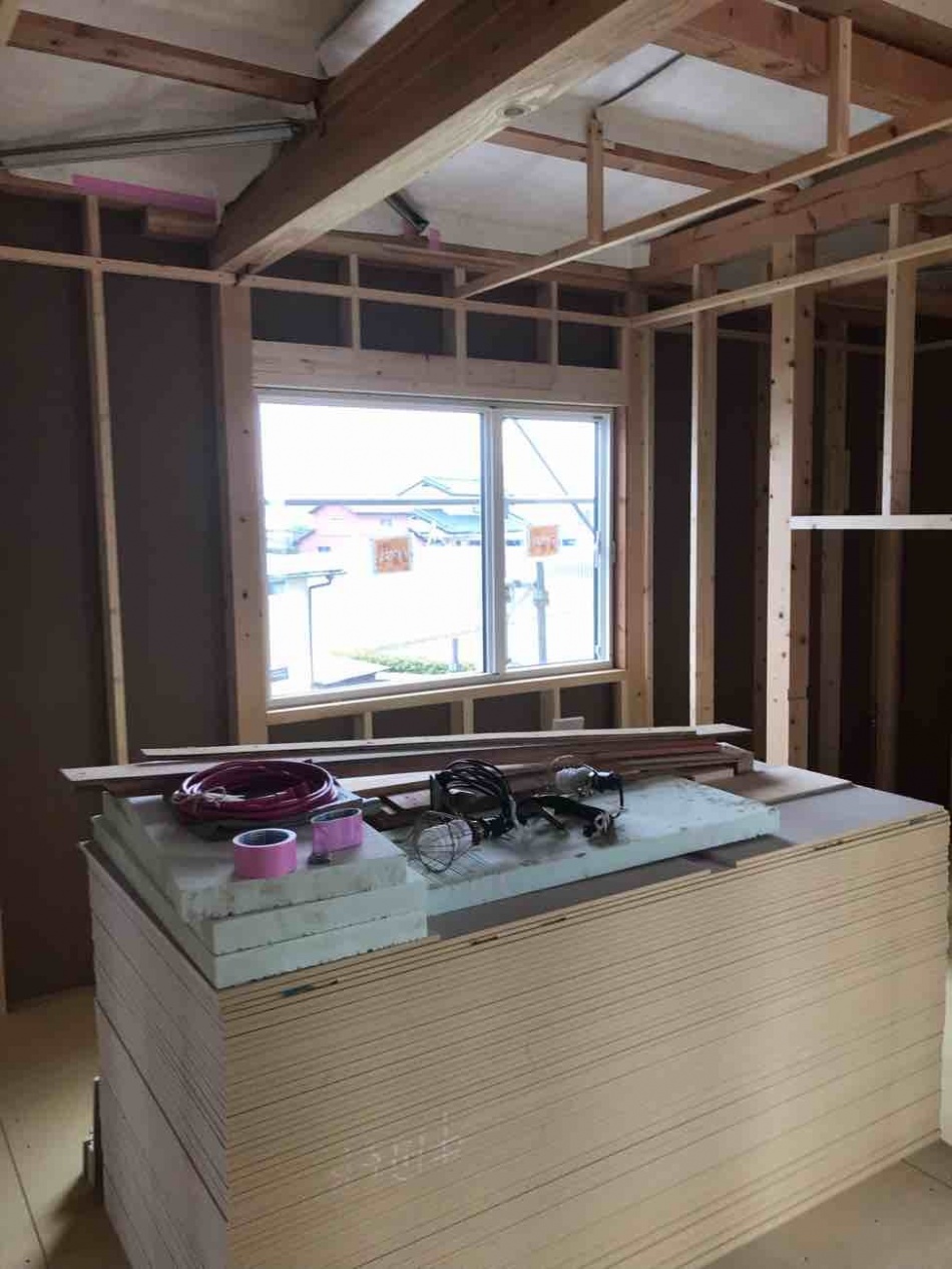 埼玉県三郷市U様邸注文住宅新築工事はサッシュが取り付きました。