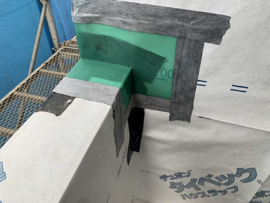 埼玉県三郷市O様邸賃貸住宅新築工事はバルコニー取り合い部分にウェザータイトを施工しました。