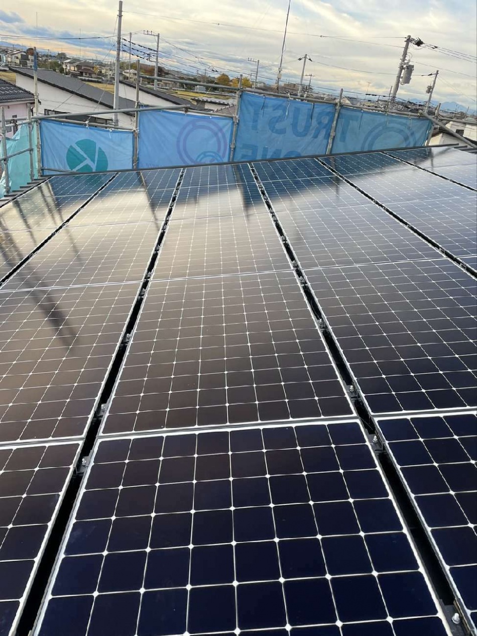 埼玉県久喜市T様邸注文住宅新築工事は太陽光パネルが取り付きました。12kW