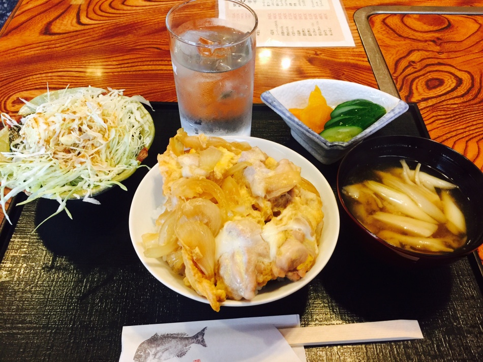 松井産業本社近くでの昼食ネタです。「柴平」の親子丼。