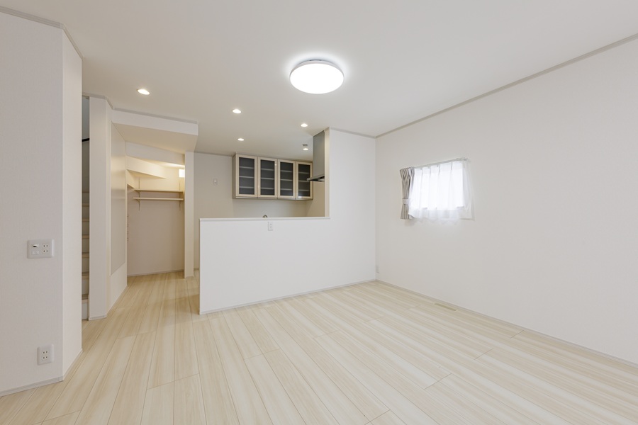 【埼玉県三郷市】デッドスペースを「宝の山」に！三郷市Y様邸・階段下パントリーの工夫