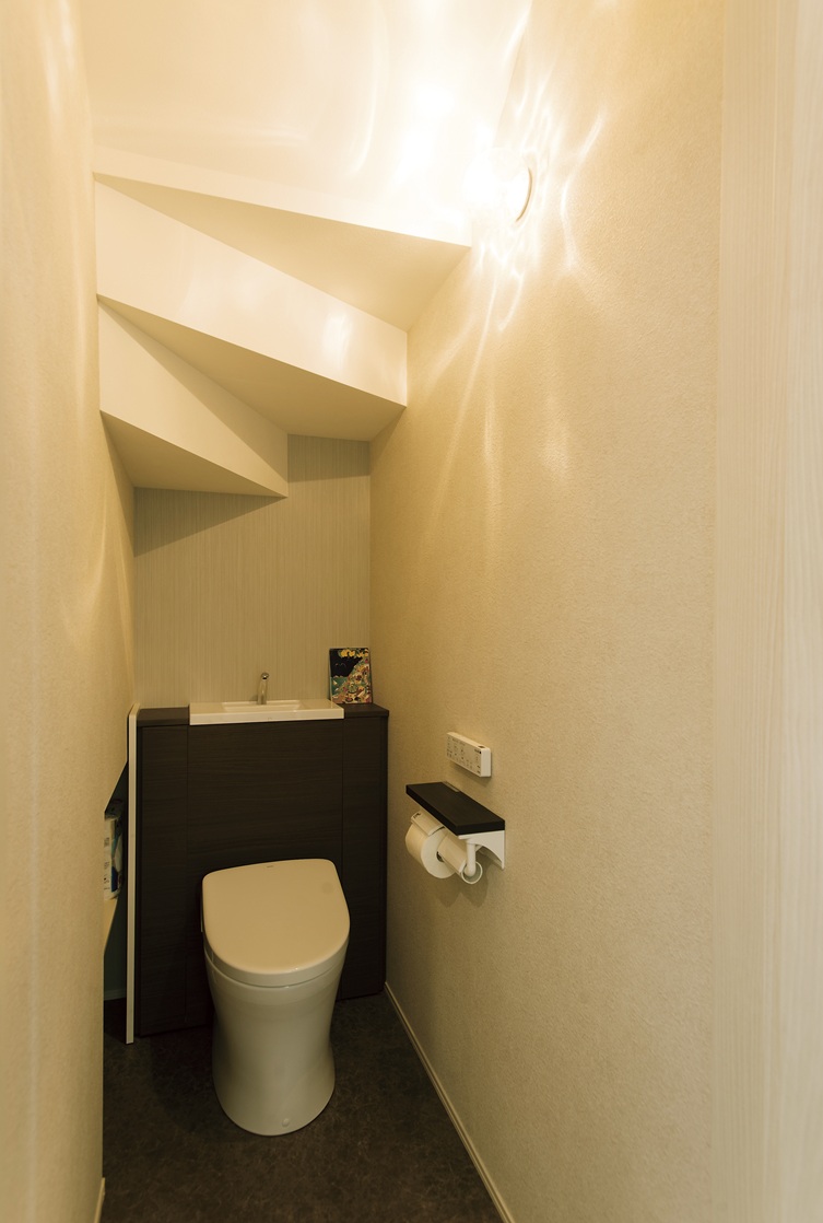 【三郷市・N様邸】階段下を賢く使う！「圧迫感ゼロ」のこだわりトイレ実例