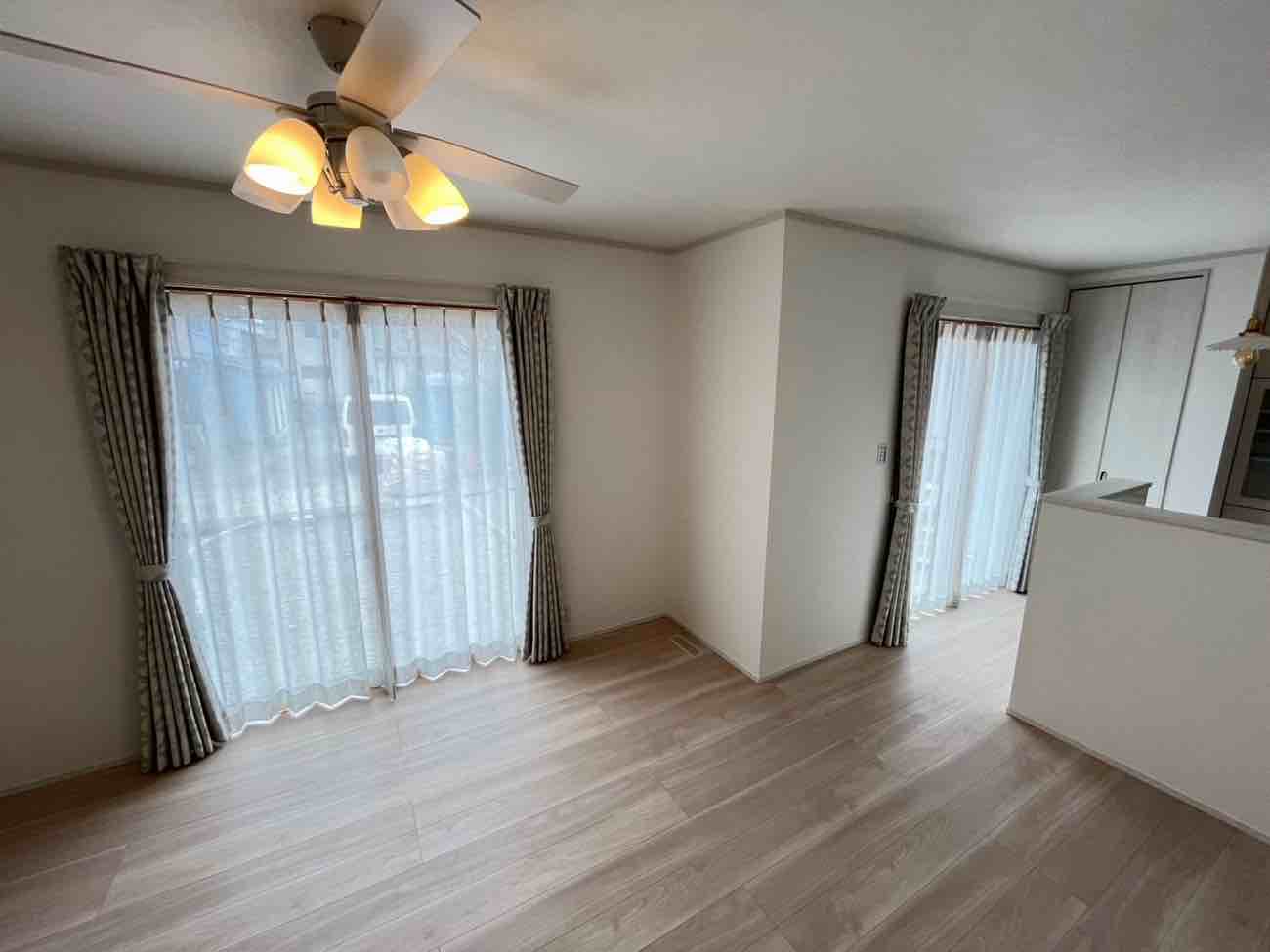 【吉川市・S様邸】暮らしに彩りを。新築工事、いよいよ大詰め「カーテン設置」完了！