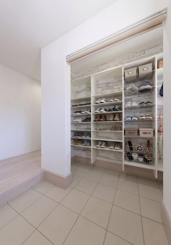 【施工事例】収納力と美観を両立！吉川市S様邸の賢い玄関収納術