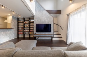 壁掛けTVと書棚のあるリビングと家事ラク動線が素敵なモダン住宅 (6)